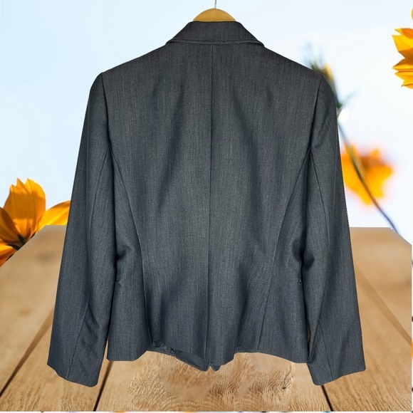 Tahari Arthur Levine 2 button blazer size 6 - Picture 2 of 7